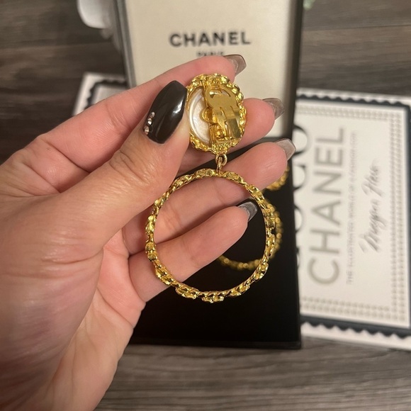 BEAUTIFUL Chanel Vintage XL Gold Pearl Hoop Clip On Earrings - Picture 12 of 13